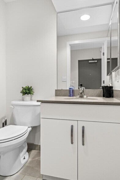 Building Photo - 601 Albany St