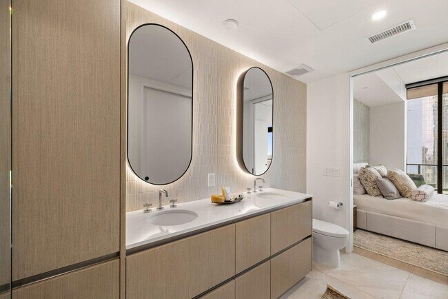 Building Photo - 610 Davis St