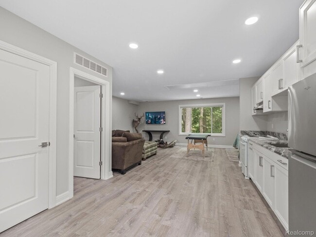 Building Photo - 3511 Lakecrest Dr