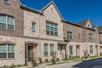 Building Photo - 2817 Troutt Dr