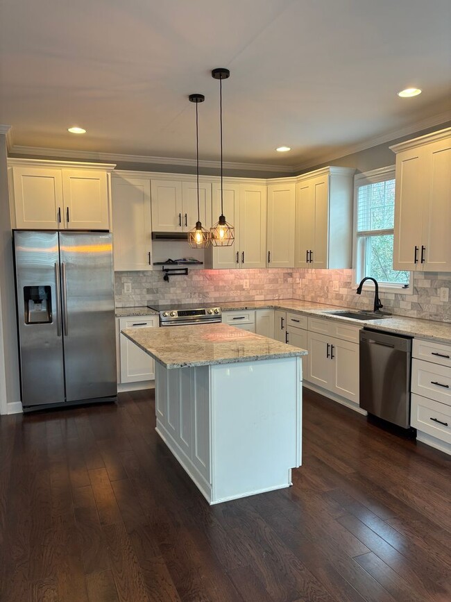 Building Photo - Beautiful Home Conveniently Located in Alexandria w/ Lower Level Suite