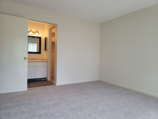 Building Photo - 2 Bedroom Ranch Style Home