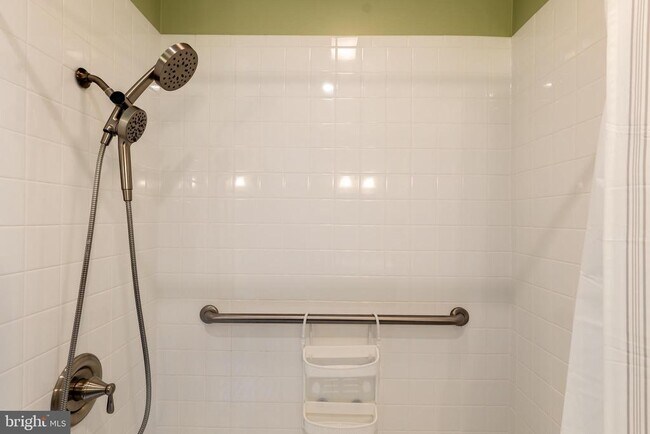 Building Photo - 4614 ROXBURY Dr