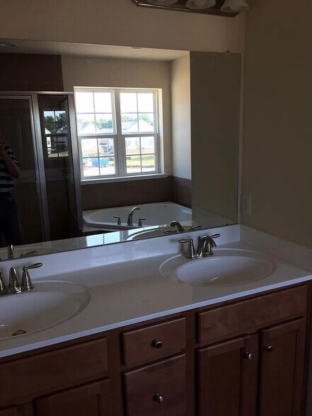 Bathroom 1/ Master - 535 Liam Pl