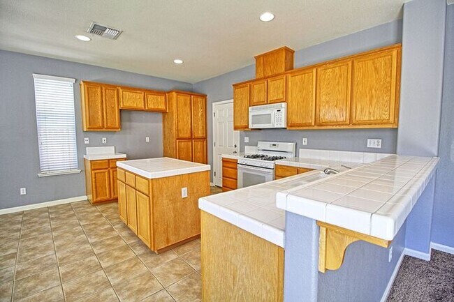 Building Photo - Lovely, Hidden Lake 4 bedroom, 2.5 bathroo...