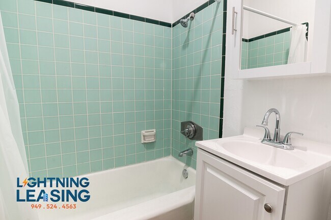 Building Photo - 1732 1/2 N Wilton Pl-5D