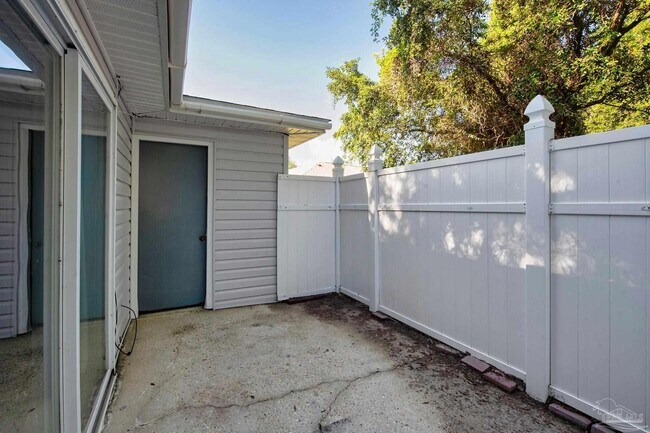 Building Photo - 1555 Green Briar Pkwy