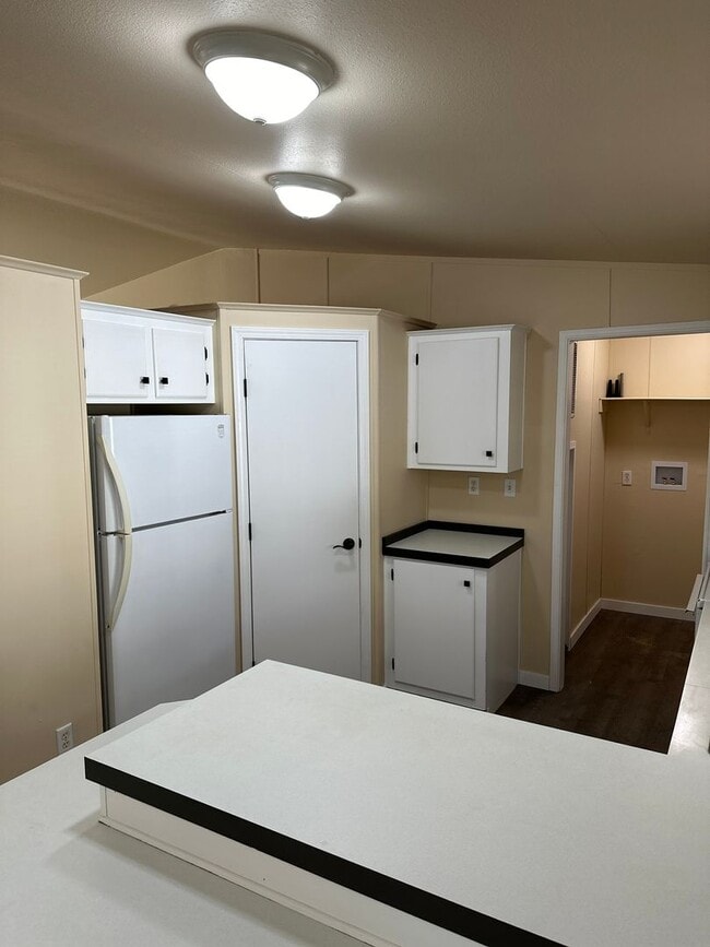 Building Photo - 3 Bedroom 2 Bath Home Available Now