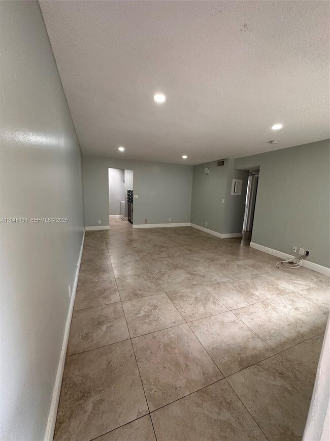 Building Photo - 9976 Twin Lakes Dr