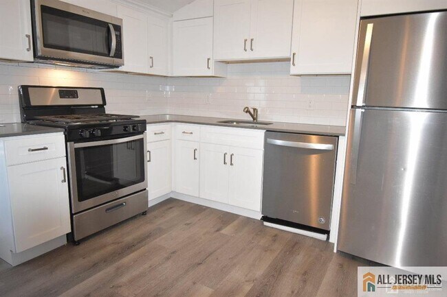 Primary Photo - 1 Lee Ave