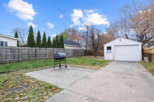 Building Photo - Hardwood Floors- Large Space - Garage