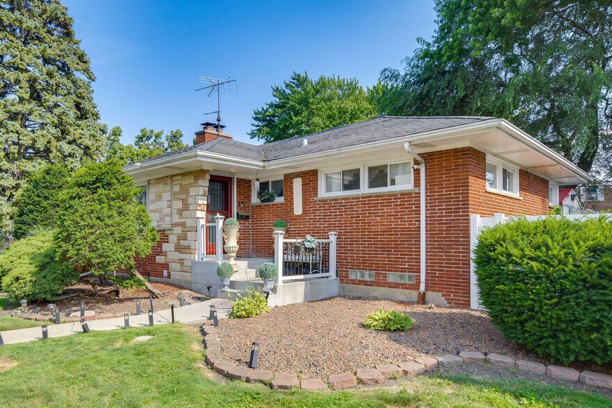 Building Photo - 2805 W 83rd Pl