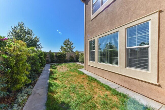 Building Photo - 4bd/4.5ba Single Family House w/ VIEW Gate...