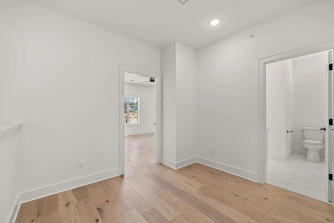 Building Photo - 815 Vickery Dr