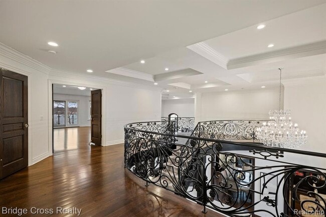 Building Photo - 5820 Lakeview St