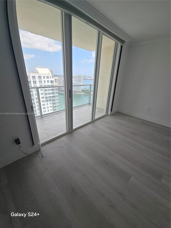 Building Photo - 1155 Brickell Bay Dr