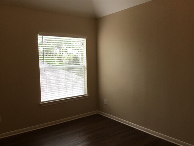 Building Photo - 141 S Laguna Pointe Dr