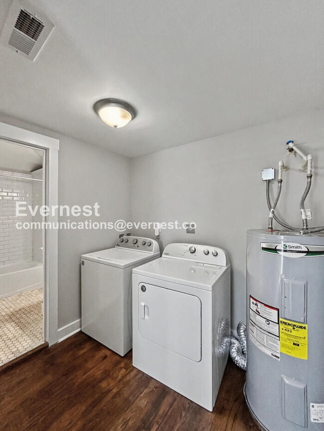 Building Photo - Charming 2 Bed, 1 Bath with Fenced Yard and Stainless Steel Appliances