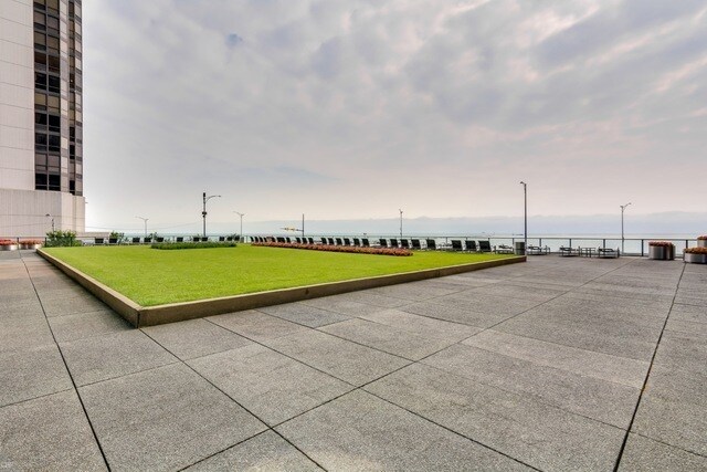 Building Photo - 910 N Lake Shore Dr
