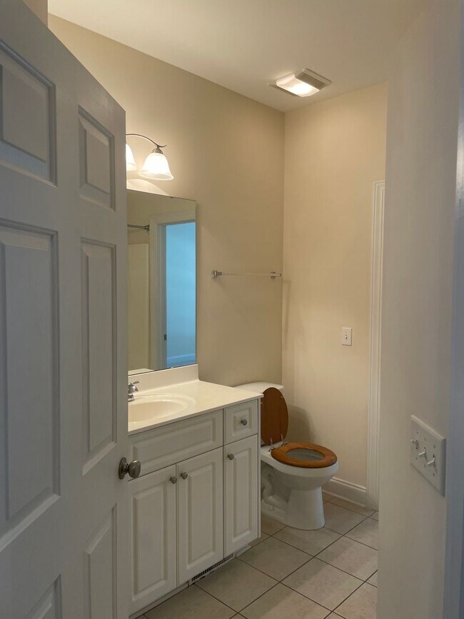 Building Photo - Outstanding Five Bedroom Three Full Bathro...