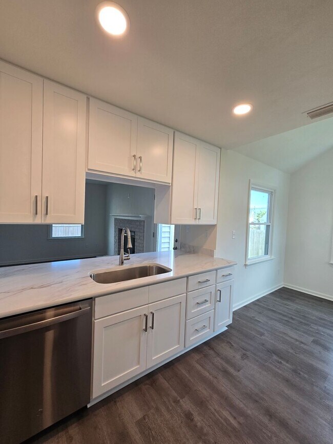 Building Photo - Beautifully renovated 4 bedroom home in Vi...