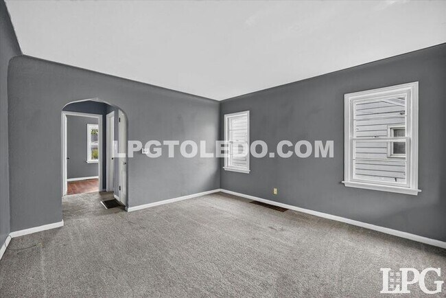 Building Photo - 3540 Bellevue Rd