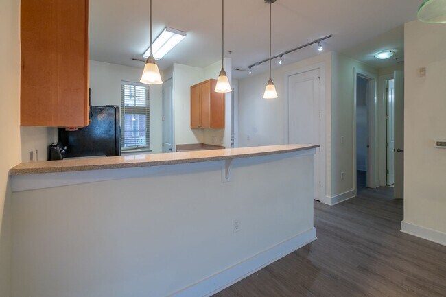 Building Photo - Wonderful 2bd/2bth uptown condo! lots of space in a beautiful building