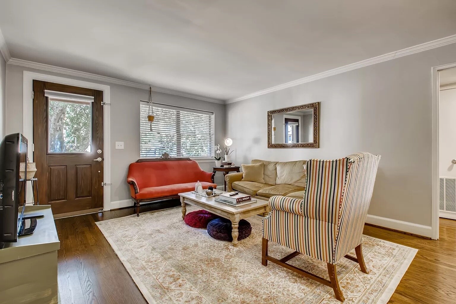 Living Area - 512 Chesterfield Ave