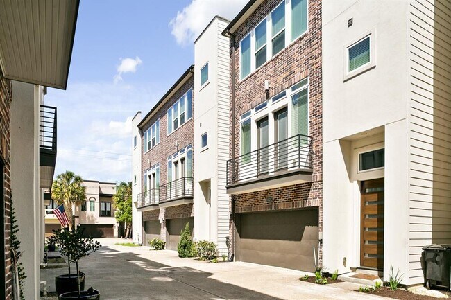 Primary Photo - 5521 Larkin St