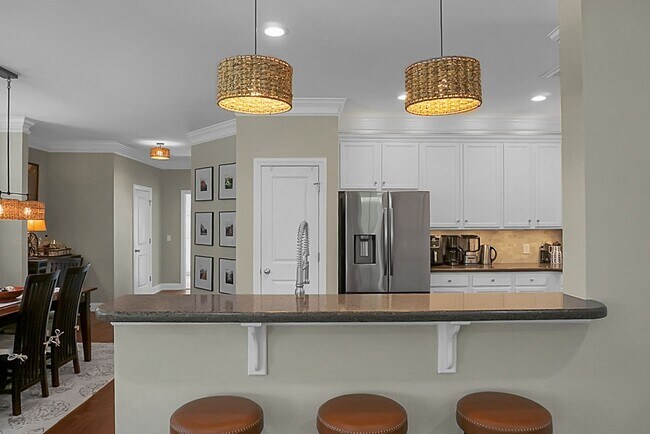 Building Photo - Johns Island 4BR, 2.5 BA Gem: Features Wood Floors, 2-Car Garage, & Community Pool