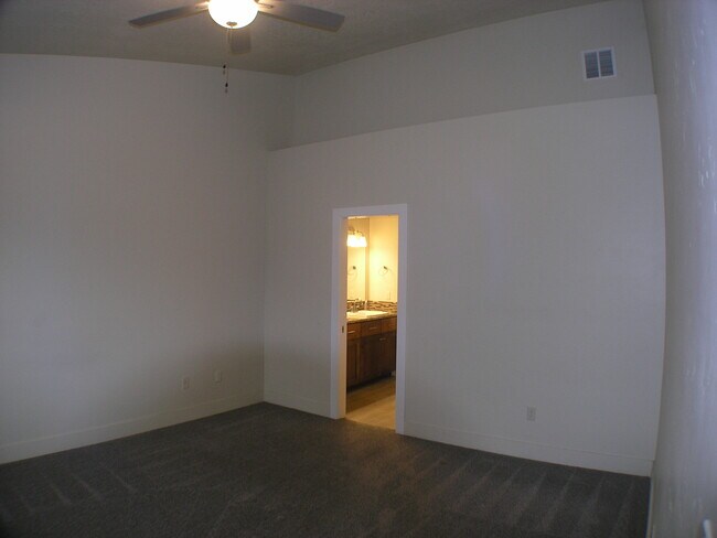 Building Photo - 2576 E Hidden Crk St