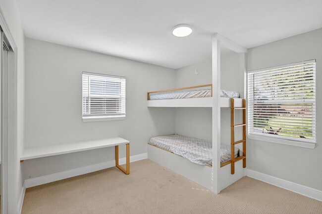 Building Photo - 541 40th Ave NE