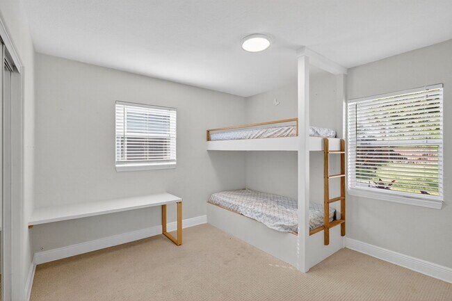 Building Photo - 541 40th Ave NE