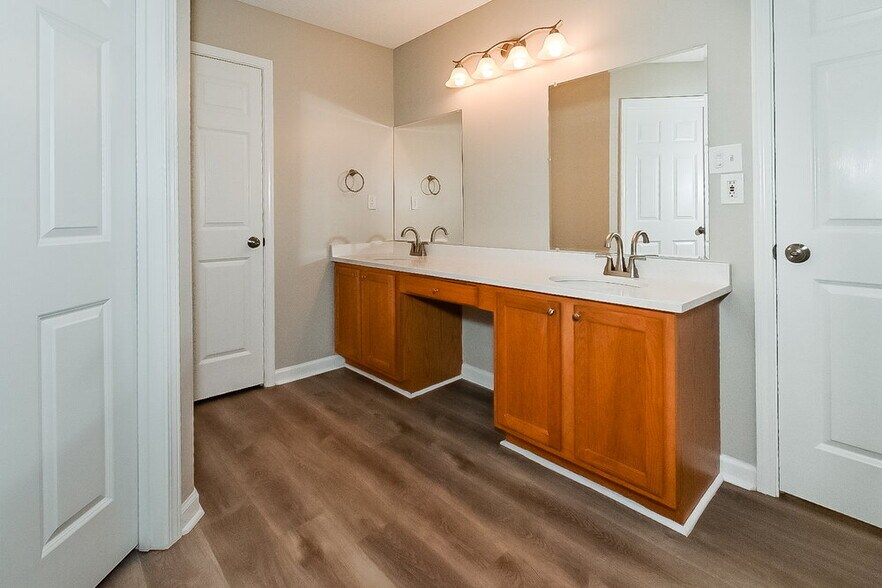 Building Photo - 7753 Meadow Ridge Ln