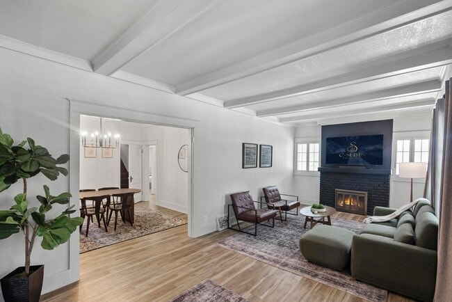 Building Photo - 631 SW Lindenwood Ave