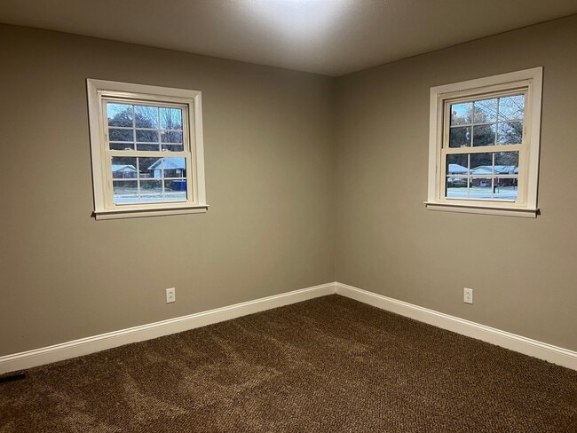 Building Photo - 824 Strawberry Ln