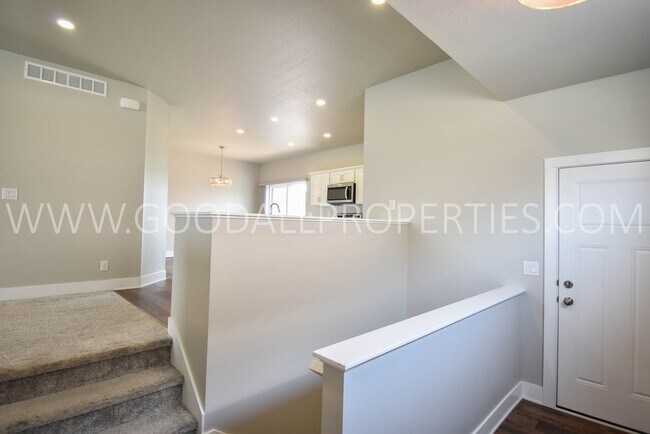 Building Photo - Modern Style Ranch, 3 bedroom 2.5 bath hom...