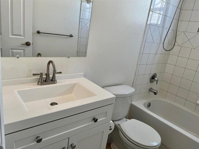 Building Photo - 844 W Charing Cross Cir