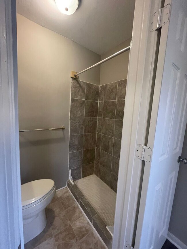 Building Photo - Spacious 4 Bedroom/2 Bath Home