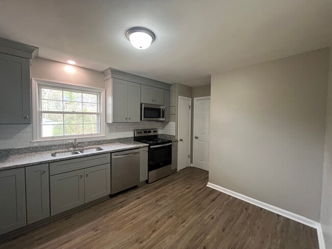 Building Photo - 4 Bedrooms, 1 Bathroom - Home in West Rome!