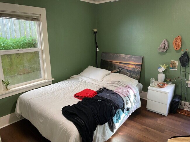 Building Photo - Steps from Campus, Minutes to Downtown – 4BR House on N Forest St | Pre-Leasing September 2026