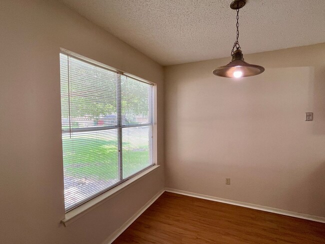 Building Photo - EXEMPLARY ROUND ROCK ISD - NO CARPET - FAN...