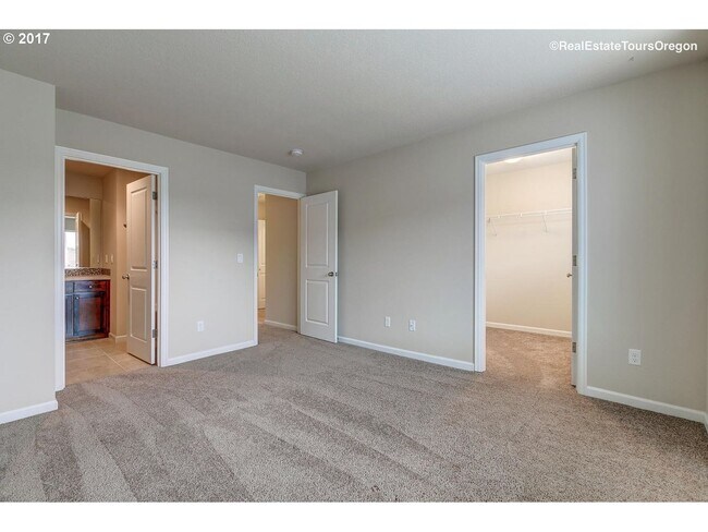 Building Photo - Great 3 Bedroom 2.5 Bathroom Townhouse End Unit!  2 Car Garage  + Washer & Dryer! Near Nike, Inte...