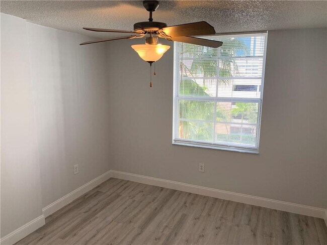 Building Photo - 520 SE 5 Ave