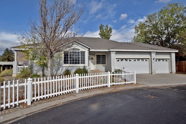 Building Photo - Live On the Edge of Truckee River!