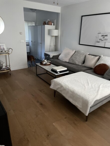 lounge - 2202 Penmar Ave