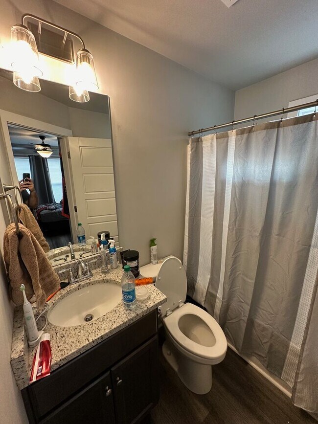 Building Photo - 4 BR/ 4BA Home Located on MLK