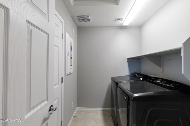 Building Photo - 8956 W Luke Ave