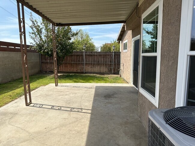 Building Photo - Stunning 5 Bedroom Rental Home with 2 Full...