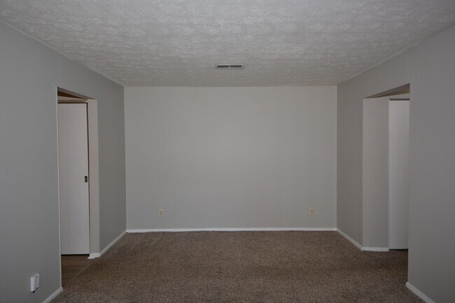 Building Photo - 4330 Villa Dr